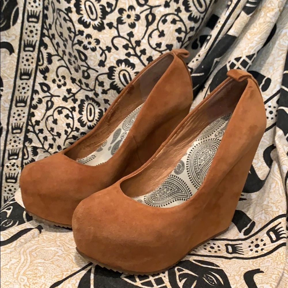 Cognac wedge shoes